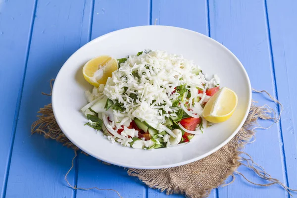 Close Salada Legumes Com Limão Verdes Queijo Fundo Madeira — Fotografia de Stock