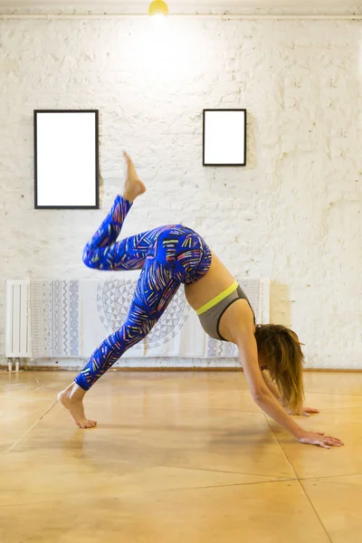 Молодая Привлекательная Женщина Йоги Практикующая Йогу Растягивающаяся Позе Одна Нога — стоковое фото