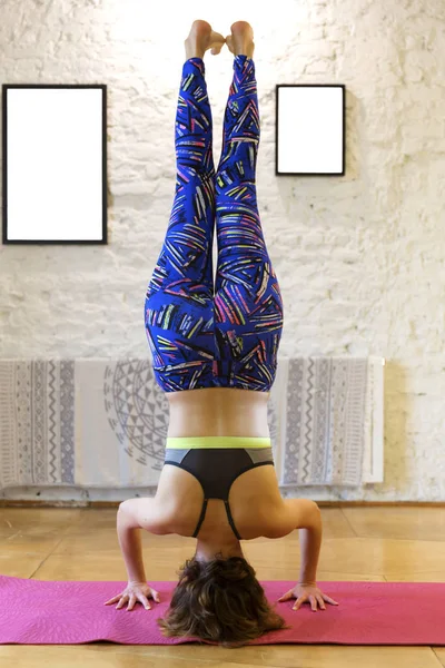 Młoda Atrakcyjna Kobieta Praktykowania Jogi Stojąc Ćwiczeniu Sirsasana Salamba Headstand — Zdjęcie stockowe
