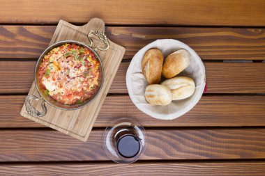 Türk kahvaltı Menemen ya da omlet domates salçası, biber, peynir ve sığır eti pastırma ile.