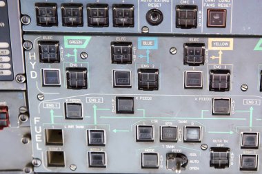 Merkezi kontrol panelleri ile uçak pilotun kokpit. Motor güç kontrolü ve diğer uçak kontrol ünitesi modern sivil yolcu uçak kokpitte closeup yüksek detaylı görünümü.
