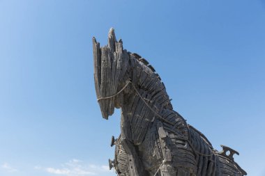 Çanakkale, Türkiye - 04 Ağustos 2017: Truva atı Çanakkale görünümünde. Wolfgang Petersen'ın 2004 filmi Troy sonra şehre bir dekor kullanılan tahta at bağışlanan yapıldı.. 