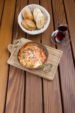 Türk kahvaltı Menemen ya da omlet domates salçası, biber, peynir ve sığır eti pastırma ile.