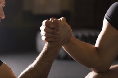 Spor salonunda birbirlerini destekleyen delikanlı. Karanlık fotoğraf konsepti ile kopyalama alanı metin alanı.