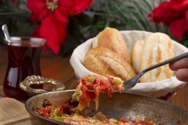 Türk kahvaltı Menemen ya da omlet domates salçası, biber, peynir ve sığır eti pastırma ile.