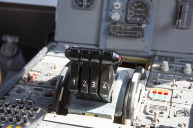 Merkezi kontrol panelleri ile uçak pilotun kokpit. Motor güç kontrolü ve diğer uçak kontrol ünitesi modern sivil yolcu uçak kokpitte closeup yüksek detaylı görünümü.