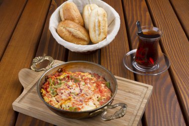Türk kahvaltı Menemen ya da omlet domates salçası, biber, peynir ve sığır eti pastırma ile.