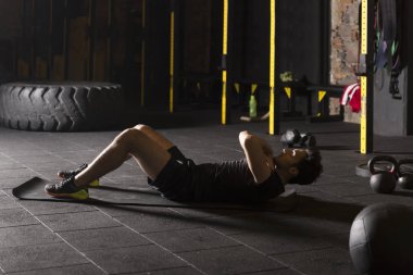 Genç atlet mekik siyah kavramı salonunda pratik.