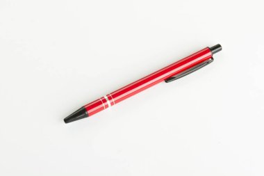 Kırmızı ve siyah plastik tükenmez beyaz arka plan üzerinde izole kalem. Yaygın olarak kullanılan çelik, pirinç veya tungsten karbür metaldir.