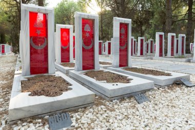 Çanakkale, Türkiye - 04 Ağustos 2017: Çanakkale Şehitleri Anma askeri mezarlığı Gelibolu Savaş katılan Türk askerleri hakkında hizmet anısına bir savaş anıtı olan. 