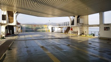 Izmir, Türkiye - 04 Ağustos 2017: bağlantı noktası boş araba feribot tekne