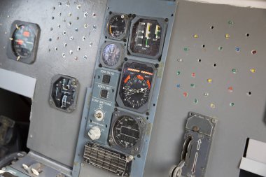 Merkezi kontrol panelleri ile uçak pilotun kokpit. Motor güç kontrolü ve diğer uçak kontrol ünitesi modern sivil yolcu uçak kokpitte closeup yüksek detaylı görünümü.