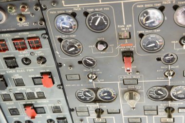 Merkezi kontrol panelleri ile uçak pilotun kokpit. Motor güç kontrolü ve diğer uçak kontrol ünitesi modern sivil yolcu uçak kokpitte closeup yüksek detaylı görünümü.