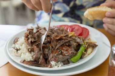 Türkçe ve Arapça geleneksel ramazan hünkar soslu dilimlenmiş ekmek, domates, ayran, yeşil biber ve pirinç veya ahşap masa arka plan üzerinde beyaz tabak içinde Türk pilav sıcak. 
