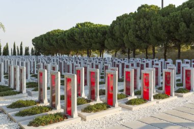 Çanakkale, Türkiye - 04 Ağustos 2017: Çanakkale Şehitleri Anma askeri mezarlığı Gelibolu Savaş katılan Türk askerleri hakkında hizmet anısına bir savaş anıtı olan. 