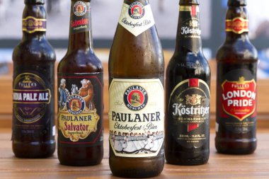 Izmir, Türkiye - 29 Mayıs 2018: Şişe bira ahşap masa üzerinde Paulaner, Londra gurur, Kostritzer ve çoban. Bira en eski ve dünyada en çok tüketilen Alkollü içecekler.