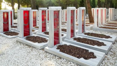 Çanakkale, Türkiye - 04 Ağustos 2017: Çanakkale Şehitleri Anma askeri mezarlığı Gelibolu Savaş katılan Türk askerleri hakkında hizmet anısına bir savaş anıtı olan.