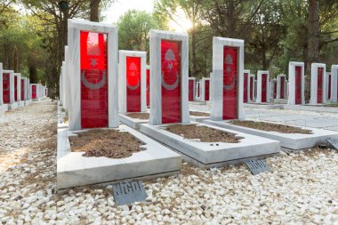 Çanakkale, Türkiye - 04 Ağustos 2017: Çanakkale Şehitleri Anma askeri mezarlığı Gelibolu Savaş katılan Türk askerleri hakkında hizmet anısına bir savaş anıtı olan. 
