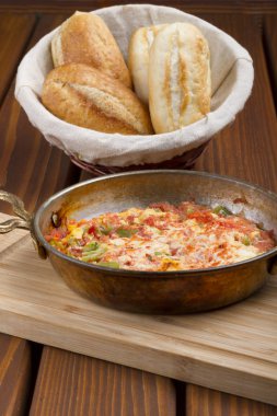 Türk kahvaltı Menemen ya da omlet domates salçası, biber, peynir ve sığır eti pastırma ile.