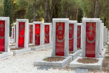 Çanakkale, Türkiye - 04 Ağustos 2017: Çanakkale Şehitleri Anma askeri mezarlığı Gelibolu Savaş katılan Türk askerleri hakkında hizmet anısına bir savaş anıtı olan. 