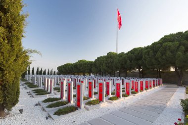 Çanakkale, Türkiye - 04 Ağustos 2017: Çanakkale Şehitleri Anma askeri mezarlığı Gelibolu Savaş katılan Türk askerleri hakkında hizmet anısına bir savaş anıtı olan.