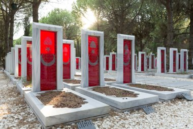 Çanakkale, Türkiye - 04 Ağustos 2017: Çanakkale Şehitleri Anma askeri mezarlığı Gelibolu Savaş katılan Türk askerleri hakkında hizmet anısına bir savaş anıtı olan. 