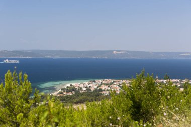 Güzelyalı sahil köyü Batı Türkiye'nin Çanakkale İli olduğunu. Derin yeşil ormanları tamamen derin mavi deniz ve keyifli çam kokusu ile çevrili şehir merkezine 15 km uzaklıktadır.