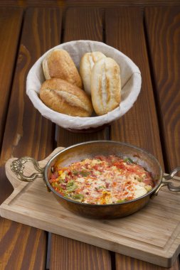 Türk kahvaltı Menemen ya da omlet domates salçası, biber, peynir ve sığır eti pastırma ile.