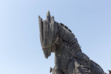 Çanakkale, Türkiye - 04 Ağustos 2017: Truva atı Çanakkale görünümünde. Wolfgang Petersen'ın 2004 filmi Troy sonra şehre bir dekor kullanılan tahta at bağışlanan yapıldı.. 