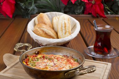 Türk kahvaltı Menemen ya da omlet domates salçası, biber, peynir ve sığır eti pastırma ile.