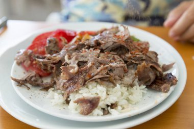 Türkçe ve Arapça geleneksel ramazan hünkar soslu dilimlenmiş ekmek, domates, ayran, yeşil biber ve pirinç veya ahşap masa arka plan üzerinde beyaz tabak içinde Türk pilav sıcak.