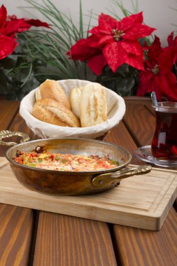 Türk kahvaltı Menemen ya da omlet domates salçası, biber, peynir ve sığır eti pastırma ile.