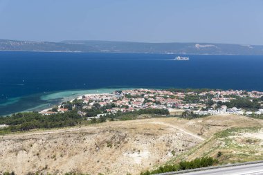 Güzelyalı sahil köyü Batı Türkiye'nin Çanakkale İli olduğunu. Derin yeşil ormanları tamamen derin mavi deniz ve keyifli çam kokusu ile çevrili şehir merkezine 15 km uzaklıktadır.