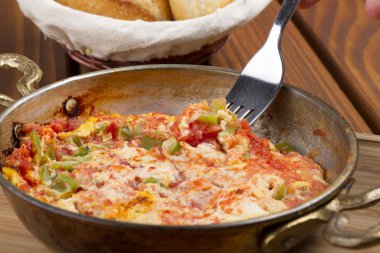 Türk kahvaltı Menemen ya da omlet domates salçası, biber, peynir ve sığır eti pastırma ile.
