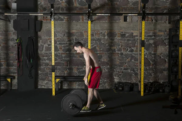 Atleta Masculino Topless Practicando Ascensores Olímpicos Gimnasio Con Fondo Pared — Foto de Stock