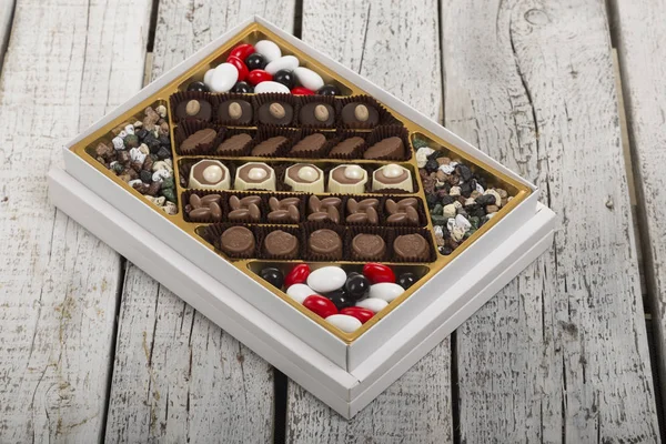 Luxe Doos Van Geassorteerde Handgemaakte Chocolade Truffels Witte Houten Rustieke — Stockfoto