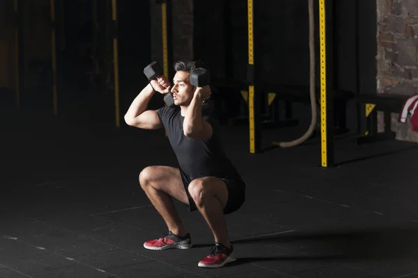 Joven Atleta Practicando Sentadillas Gimnasio Concepto Fotografía Oscura Con Área — Foto de Stock