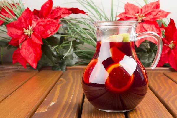 Vino Tinto Sangría Ponche Con Frutas Hielo Jarra Sobre Fondo — Foto de Stock