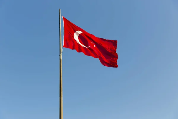 Türk Bayrağı Mavi Gökyüzünde Sallayarak Uzun Metal Demir Kutup Kırmızı — Stok fotoğraf