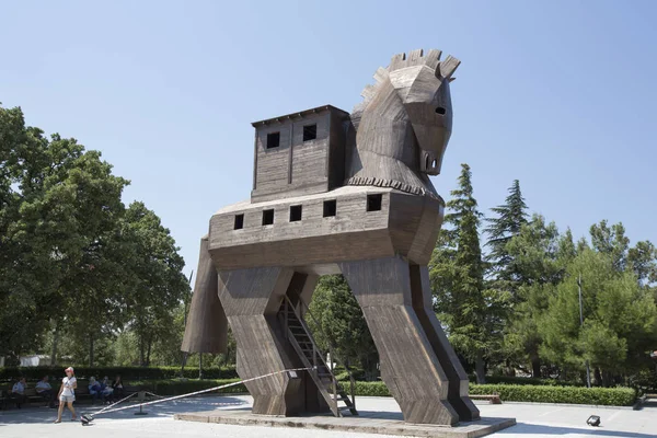 Réplica De Cavalo De Troia No Sítio Arqueológico De Troia Na Turquia De  Canakkale Fotografia Editorial - Imagem de turismo, filme: 232299477