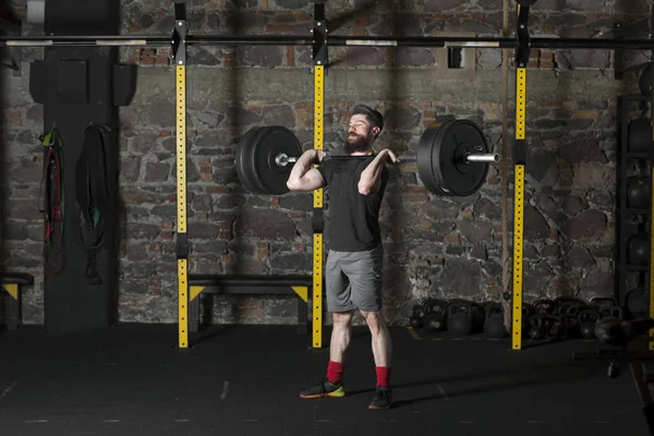 Joven Atleta Barba Entrenando Con Una Pesada Barra Gimnasio Concepto — Foto de Stock