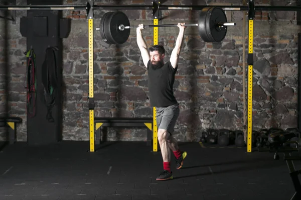 Joven Atleta Barba Entrenando Con Una Pesada Barra Gimnasio Concepto — Foto de Stock