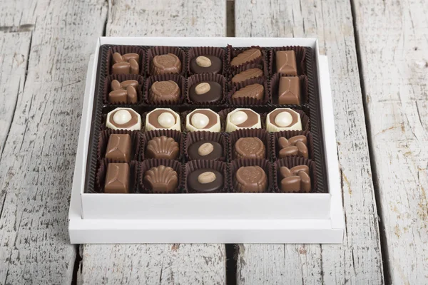 Luxe Doos Van Geassorteerde Handgemaakte Chocolade Truffels Witte Houten Rustieke — Stockfoto