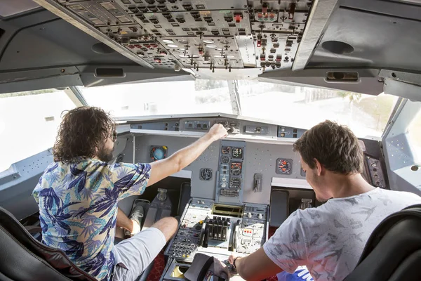 Dwóch Facetów Młody Przystojny Broda Kokpicie Samolotu Pilot Panelami Sterowania — Zdjęcie stockowe