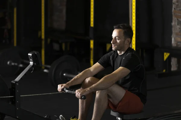 Jovem Desportista Fazer Exercício Extra Ginásio Conceito Fotografia Escura Com — Fotografia de Stock