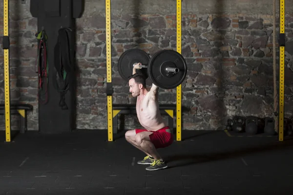 Atleta Masculino Topless Practicando Ascensores Olímpicos Gimnasio Con Fondo Pared — Foto de Stock