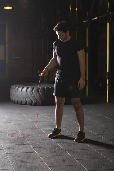 Joven Atleta Haciendo Ejercicios Cuerda Salto Gimnasio Concepto Fotografía Oscura — Foto de Stock