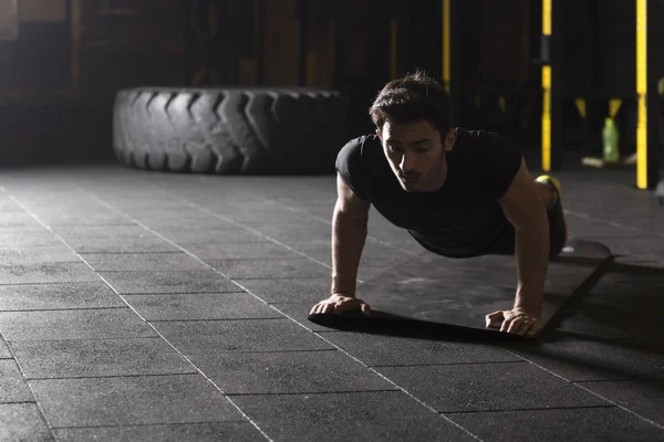 Joven Atleta Con Ropa Negra Practicando Flexiones Gimnasio — Foto de Stock