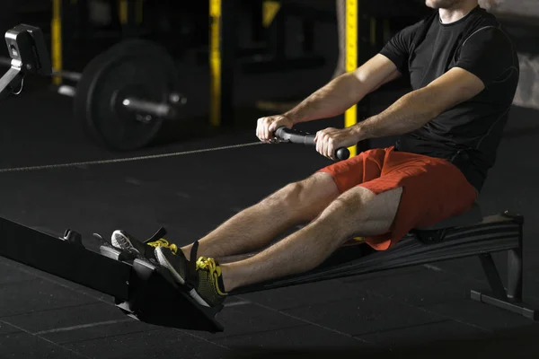 Joven Deportista Que Realiza Ejercicio Push Gimnasio Concepto Fotografía Oscura — Foto de Stock