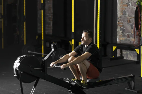 Jovem Desportista Fazer Exercício Extra Ginásio Conceito Fotografia Escura Com — Fotografia de Stock